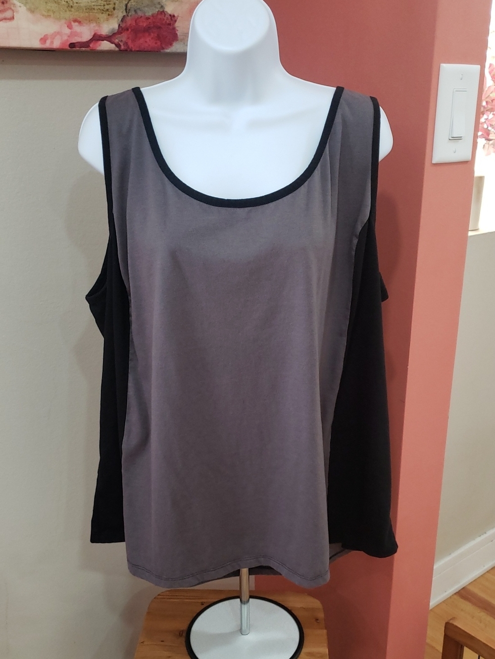 Women’s Cold-Shoulder Sleeveless Top in Gray and Black, 3X